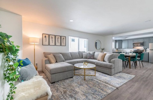 Alhambra Condo | Exceptional DT Alhambra Condo 3BR/2BA with King size bed +EV Charger