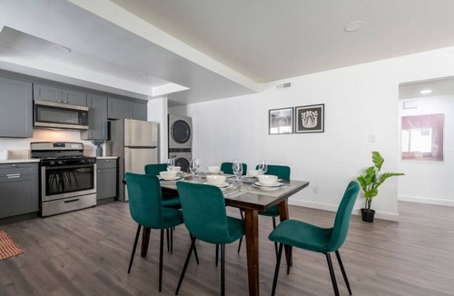 Alhambra Condo | Exceptional DT Alhambra Condo 3BR/2BA with King size bed +EV Charger