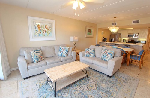 South Padre Island Condo | Experience comfort in this 2-bedroom condo with a bonus room, perfect for 8 guests.