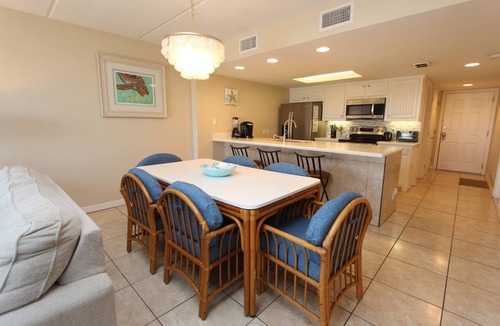 South Padre Island Condo | Experience comfort in this 2-bedroom condo with a bonus room, perfect for 8 guests.