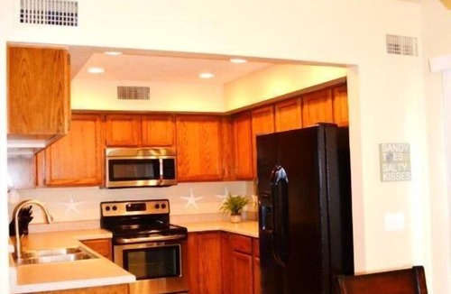 Peacock Village House | Fabulous Home & Perfect Location - Brand New Decor & Professionally Designed