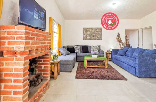 Queretaro House | Family cabin for 10 + Campfires, BBQ & WiFi