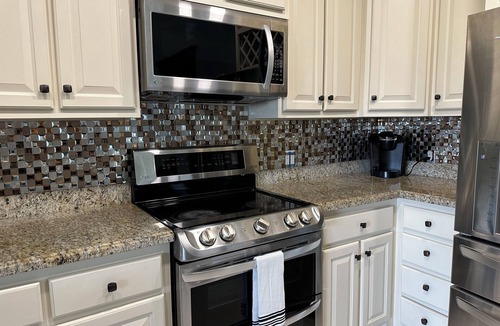 Brownsville House | Family Escape Home w/playground 5 minutes from shopping centers & restaurants