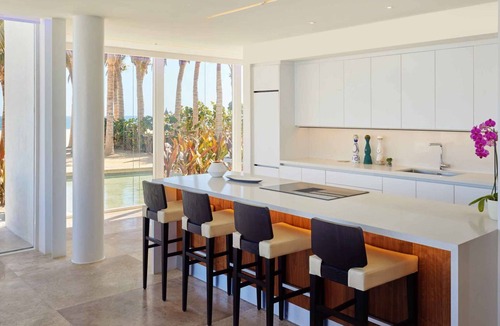 Zona Hotelera House | Family-friendly Villa with Rooftop Living Space & Pool! Near Hotelera Beach