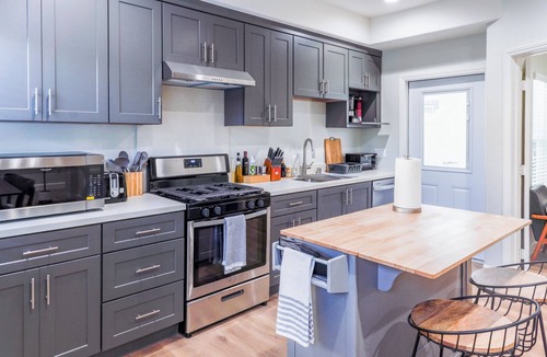 Midway City House | Family-Friendly Modern 3BR Near Disney Sleeps 12 Game Room EV Charger