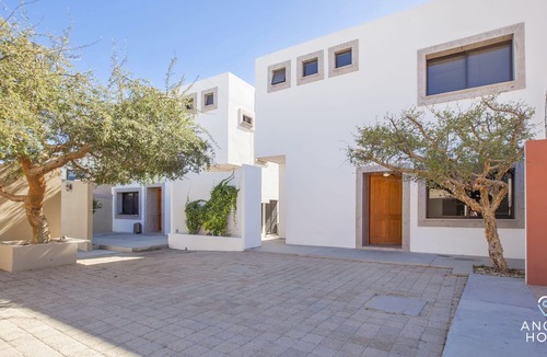 La Paz House | Family-friendly Townhome, Patio, Beach 4 Blocks!