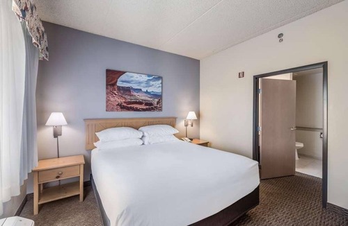 Palm Valley Hotel | Family Vacay! Spacious Unit, Pool, Free Breakfast, Wifi, and Parking