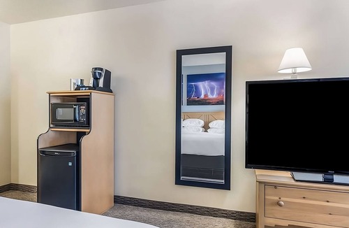 Palm Valley Hotel | Family Vacay! Spacious Unit, Pool, Free Breakfast, Wifi, and Parking