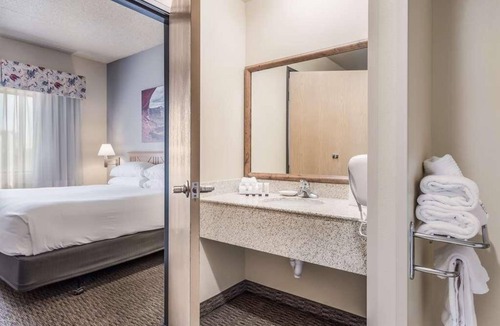 Palm Valley Hotel | Family Vacay! Spacious Unit, Pool, Free Breakfast, Wifi, and Parking