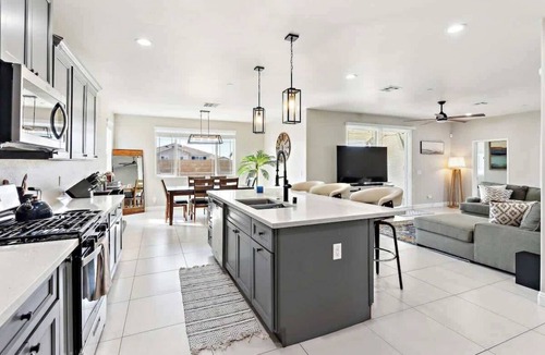 Fontana House | Fantastic 5-bedroom house with AC in charming Fontana