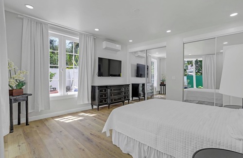 The Flats Apartment | Fantastic Beverly Hills Guesthouse with Yard