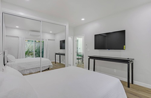 The Flats Apartment | Fantastic Beverly Hills Guesthouse with Yard