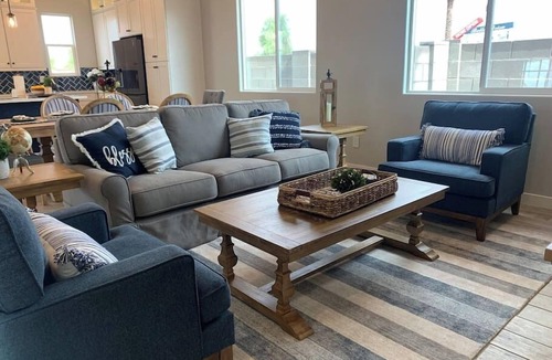 Peoria House | Farmhouse @ P83 Peoria - Baseball,Golf,Shopping, Dining