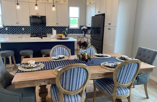 Peoria House | Farmhouse @ P83 Peoria - Baseball,Golf,Shopping, Dining