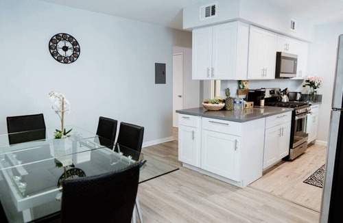 NoHo Arts District Villa | FIFA World Cup: NEWLY RENOVATED 2-BEDROOM TOWNHOUSE WITH PRIVATE ROOFTOP DECK REMODELED IN 2022 (p30)
