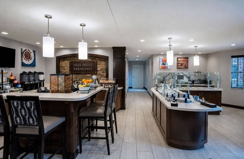 Gilbert Apartment | Free Breakfast. Outdoor Pool, Hot Tub, Gym. Enjoy the Best of Phoenix!