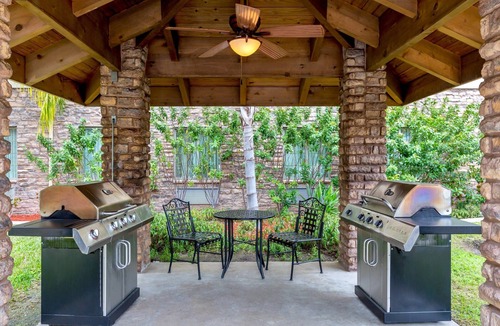 McAllen Condo | Free Breakfast. Outdoor Pool & Hot Tub. Near the University of Texas Rio Grande Valley!