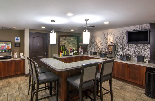Bressi Ranch Apartment | Free Breakfast, Pool & Hot Tub | King Studio Just 4-Minutes from the Airport