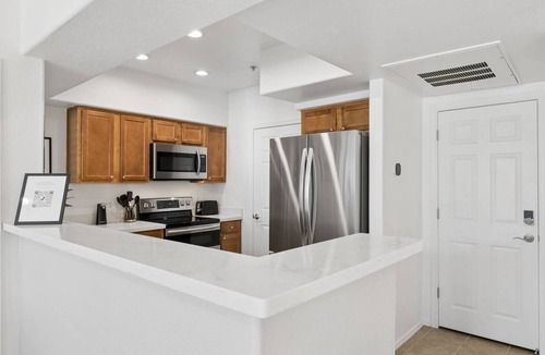 North Scottsdale Condo | FREE GOLF! Resort Style 1st floor condo in Great Location! Heated Pool/Spa/Gym, Near Shops/Dining!