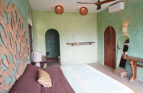 Saladita Hotel | Full House, Walk to Surf, Beach Access, Starlink, Mountain & Ocean Views