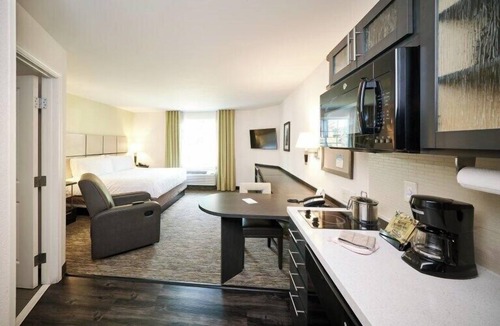 Anaheim Resort Hotel | Full Kitchen Suite & Short Drive to Disneyland resort | Pets are Welcome!