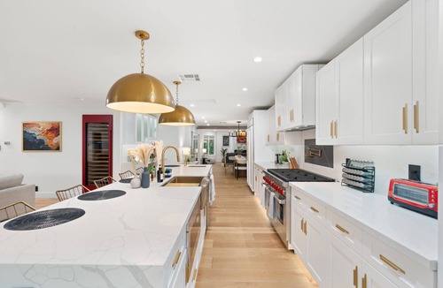 Village Grove House | Fun Poolside Paradise & BBQ Bliss