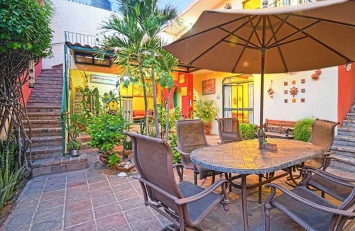 La Paz Apartment | Garden Apartment, A Short Walk to the Malecon