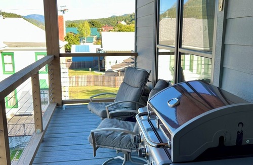 Kellogg Condo | Get Steep and Deep into fun close to bike trails and Silver Mountain Resort!