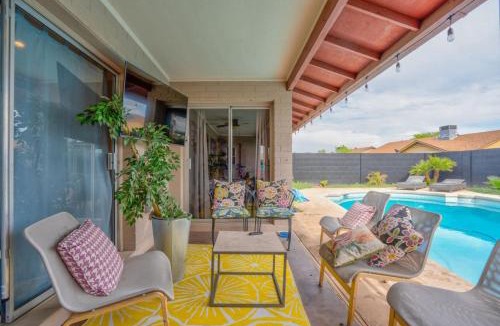 Country Meadows House | Glendale Getaway Parkwest Pool - Glendale GetAway-Pool - Stadium- Westgate- King Bed