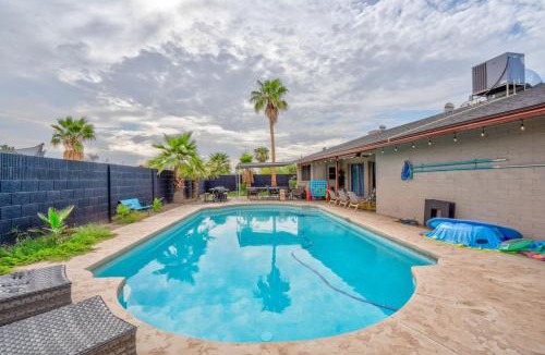 Country Meadows House | Glendale Getaway Parkwest Pool - Glendale GetAway-Pool - Stadium- Westgate- King Bed