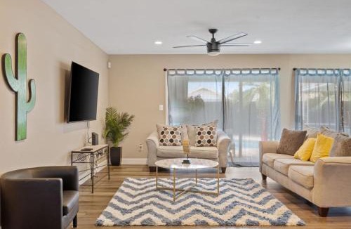 Country Meadows House | Glendale Getaway Parkwest Pool - Glendale GetAway-Pool - Stadium- Westgate- King Bed