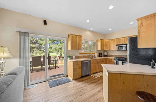 Blanchard Condo | Golf course view condo near Stone Ridge with deck & BBQ