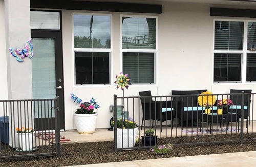 Glendale Apartment | Gorgeous apartment with private bed and bath- heated pool and gym