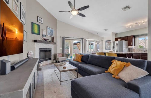 Oro Valley House | Gorgeous backyard views- home gym- pet friendly!