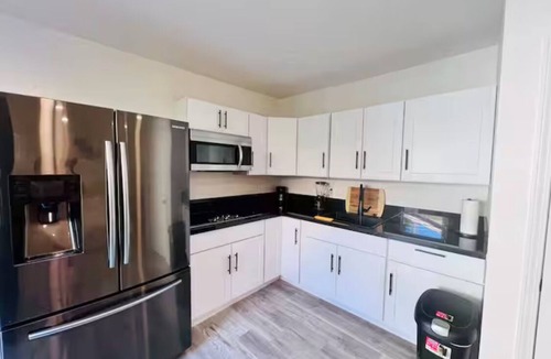 Paradise Valley Village House | GORGEOUS Studio Guest House: Q Bed, Full SZ Fridge & Full SZ Washer & Dryer, BBQ