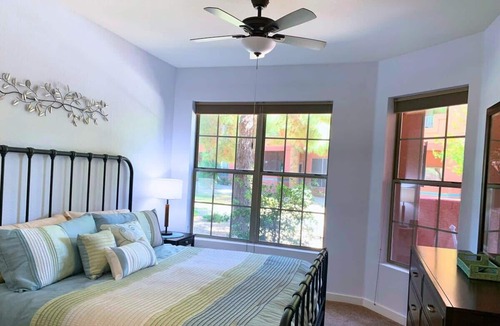 Surprise Condo | Grand Oasis: Luxury Condo in La Solana
