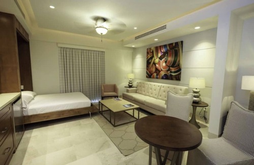 Los Cangrejos II y III Resort | Grand studio with Private Beach at Dunes & Discounted Golf Package luxurious