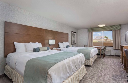 Yuma Hotel | GREAT DESERT STAY! COMFY AND MODERN UNIT, POOL, PARKING AND POOL