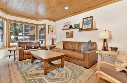 Big Bear Lake Ski Chalet | Green Canoe Cabin- Hot Tub- Smart TVs- BBQ- Relaxing Central Moonridge Chalet