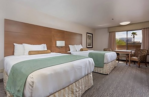 Yuma Hotel | Group Travel! 2 Spacious Units, Pool, Fitness Center and Hot Tub