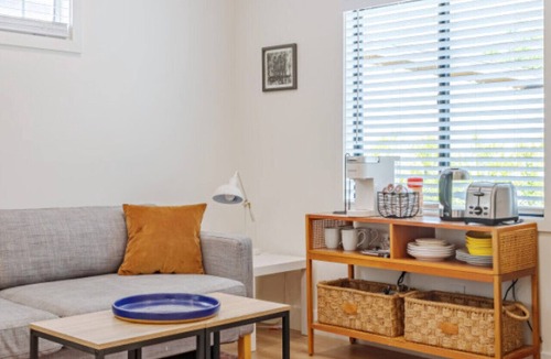 Valley Glen House | Guest Studio Universal private entry