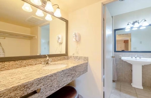 Yuma Townsite Hotel | Gym 24/7 Available | King & Queen Suite Retreat Close to Colorado River Kayaking