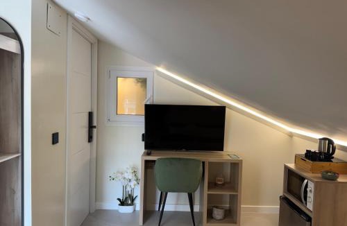 La Avanzada - La Cueva House | Habitación Buhardilla con Baño Privado y Acceso Autónomo , ideal para Descansar