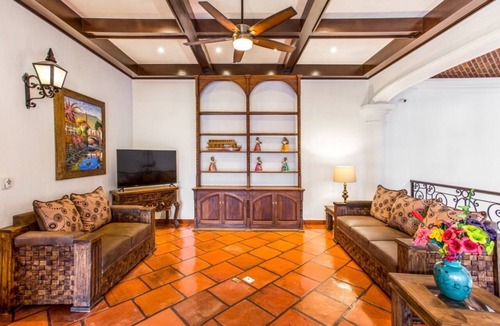 Ajijic Bed & Breakfast | Habitacion "La Bugambilias" in Casa Caroline Bella