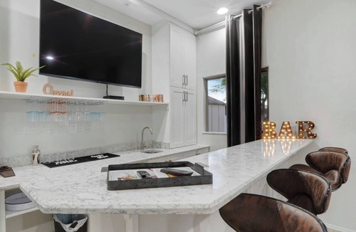 Pleasant Valley House | Heated Pool | Hot Tub | Pool Table | Putting Green | 5BR