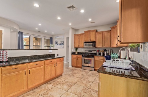Camelback East House | Heated pool, jacuzzi, Fast Wifi, Pac Man, Fire Pit, BBQ, Sleeps 14!