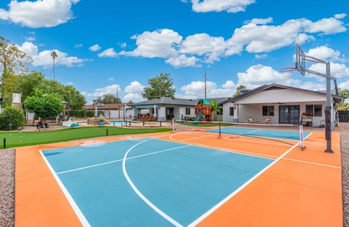North Mountain House | Heated Pool, Pickleball, Mini Putt, Gym, Sleeps 24