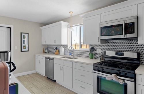 Village Grove House | Heated Saltwater Pool Sleeps 14 Hot Tub BBQ Lounge 5 mins from Old Town!