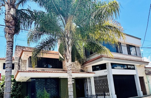 Uruapan House | Hermosa y moderna casa que te ofrece una relajada estadía.