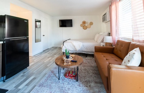 Riverside Apartment | Hidden Gem Cozy Studio w/kitchen in the heart of Tempe